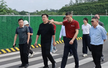 三江新區(qū)（臨港經開區(qū)）黨工委委員、南溪經開區(qū)管委會主任李勇率隊調研遠東股份宜賓智能產業(yè)園